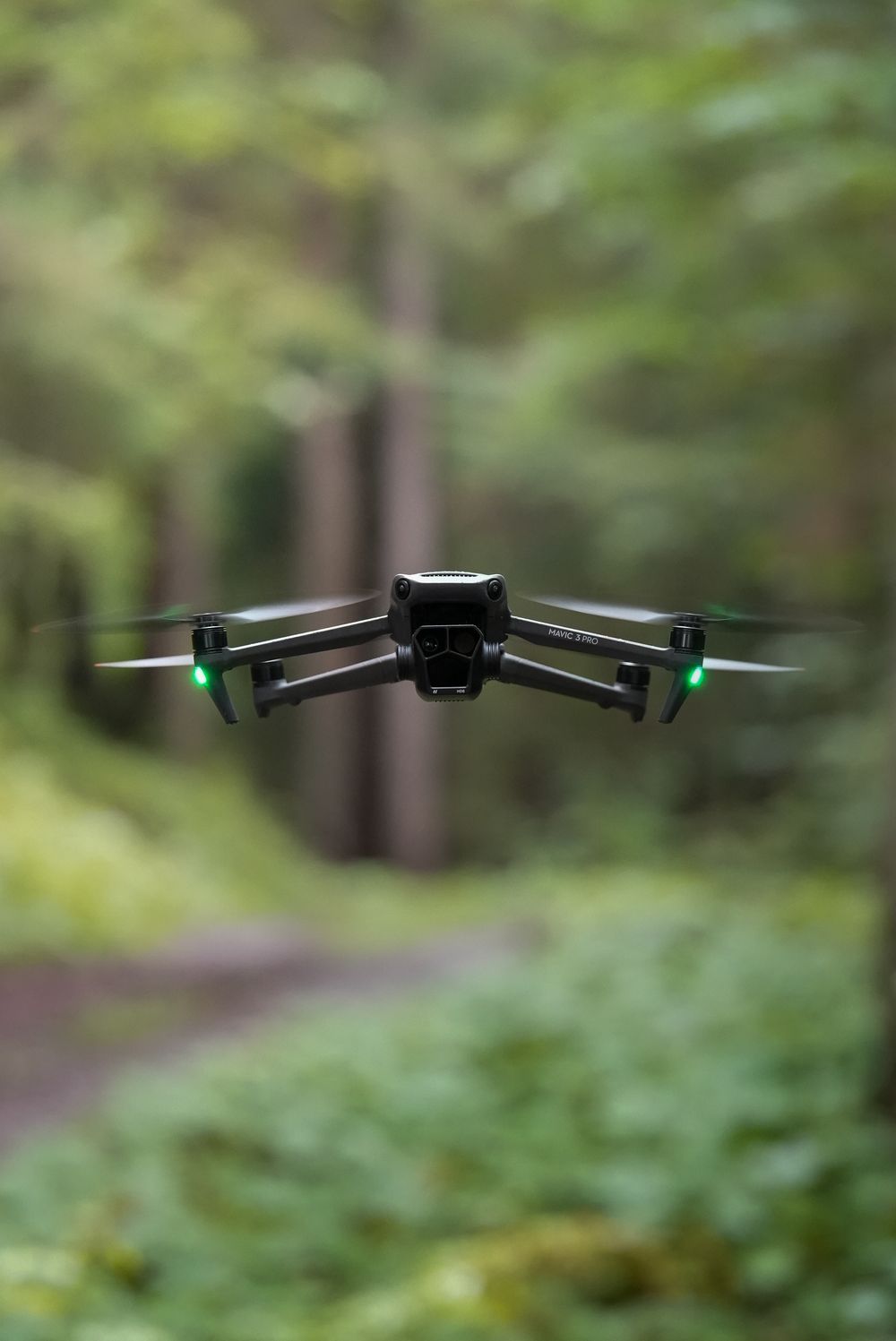 Photo du drone DJI Mavic 3 pro en vol stationnaire
