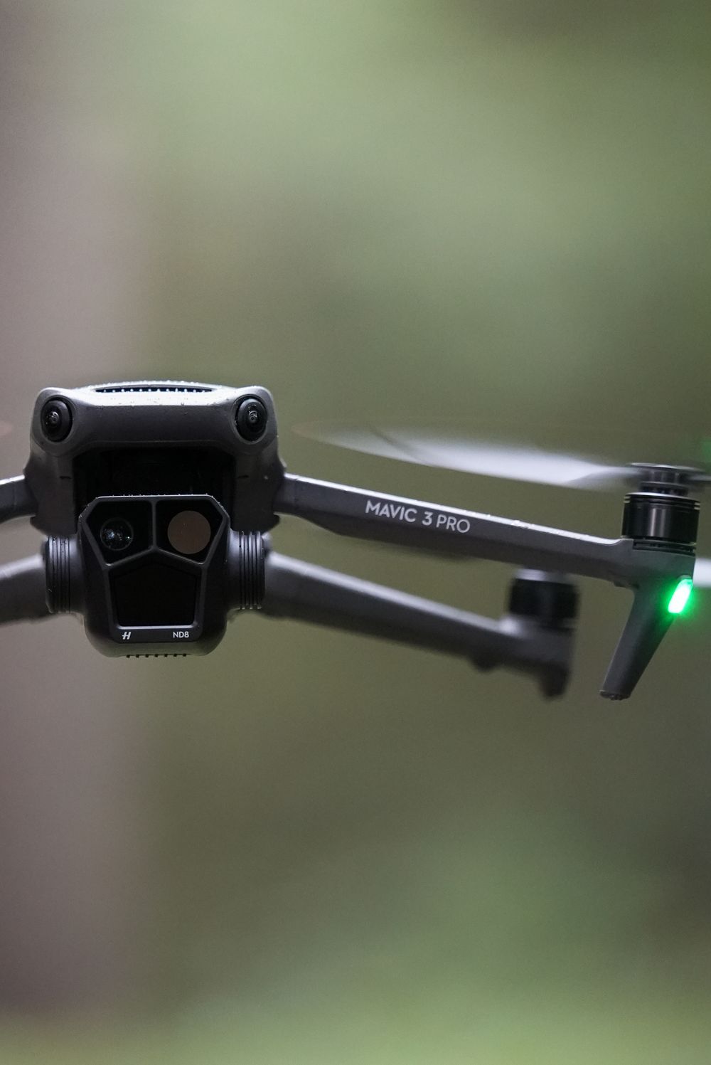 Photo avec un grod plan sur le drone DJI Mavic 3 pro en vol stationnaire